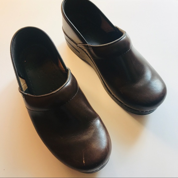 Dansko Women’s Brown Clogs GUC size 39 - Picture 3 of 8